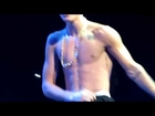 Justin Bieber en Boston canta Baby (shirtless)